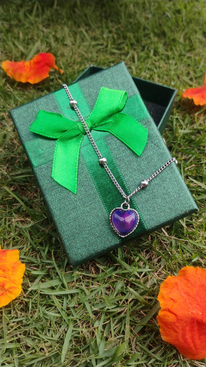 Collar de los Sentimientos — Corazón que Cambia de Color foto real 1
