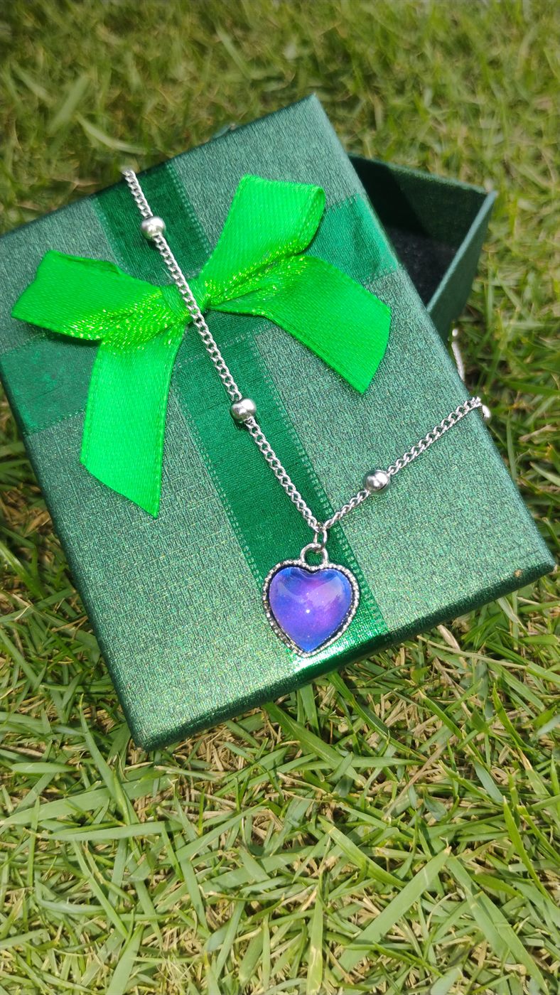 Collar de los Sentimientos — Corazón que Cambia de Color foto real 2