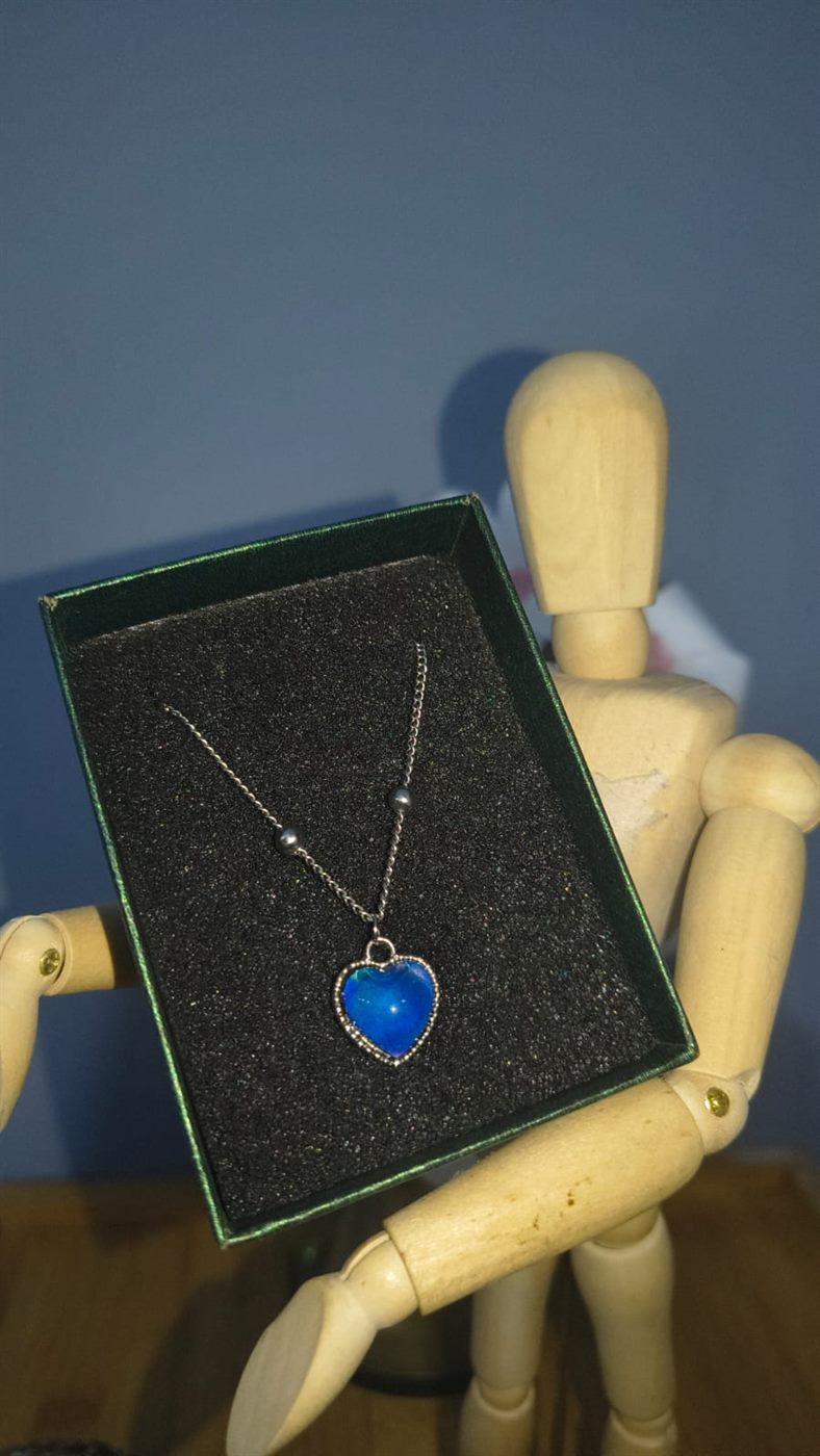 Collar de los Sentimientos — Corazón que Cambia de Color foto real 6