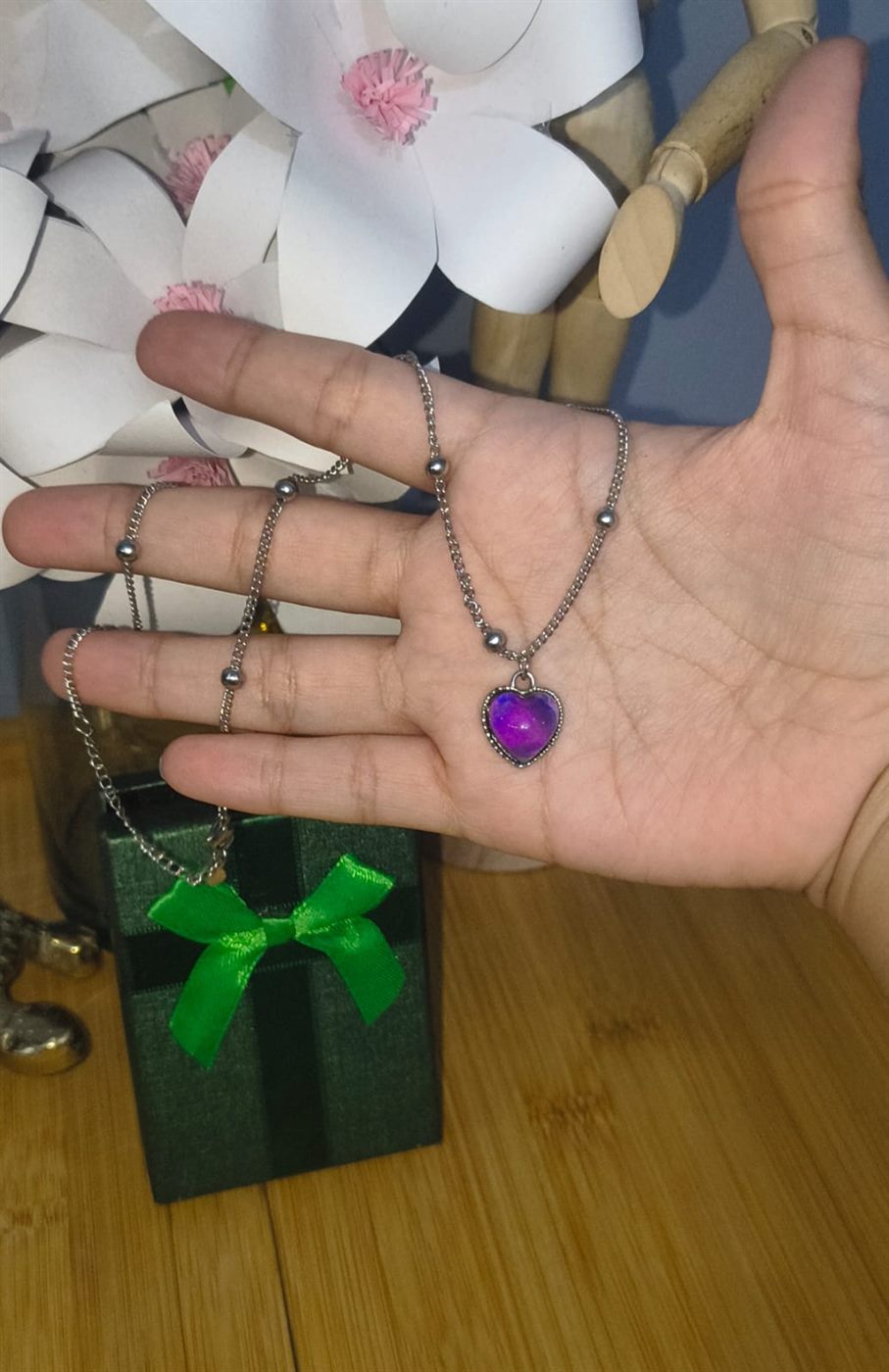 Collar de los Sentimientos — Corazón que Cambia de Color foto real 3