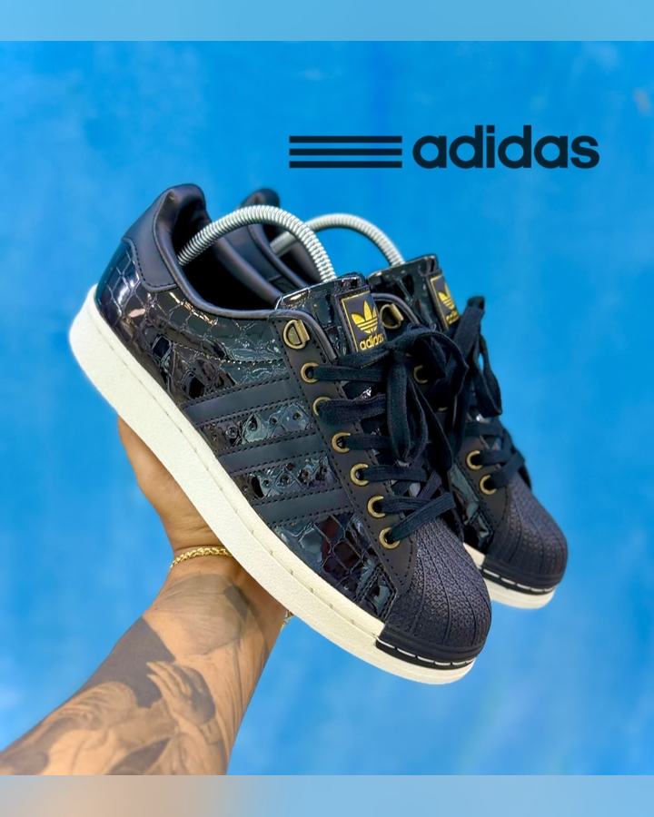 Negro croco · Logo dorado